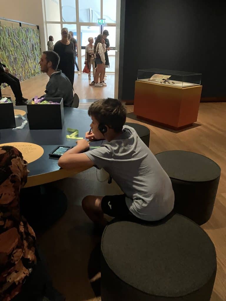 writing a positive message on his ribbon in the van gogh museum