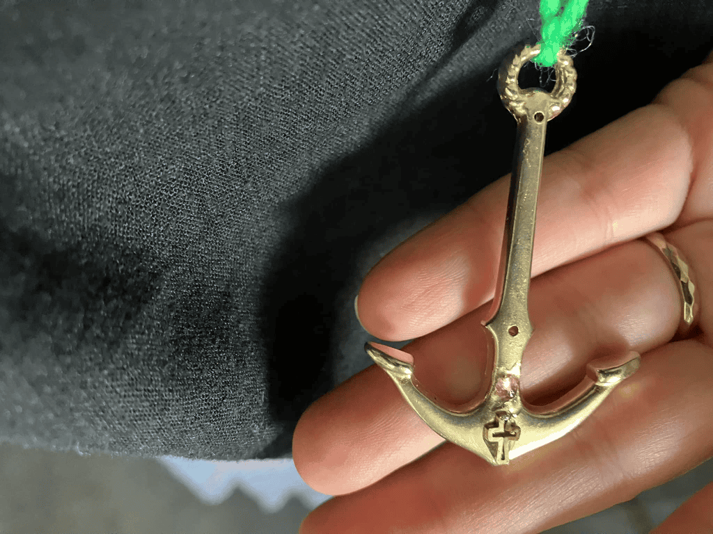 a plastic anchor used to make a necklace with a gemstone on it